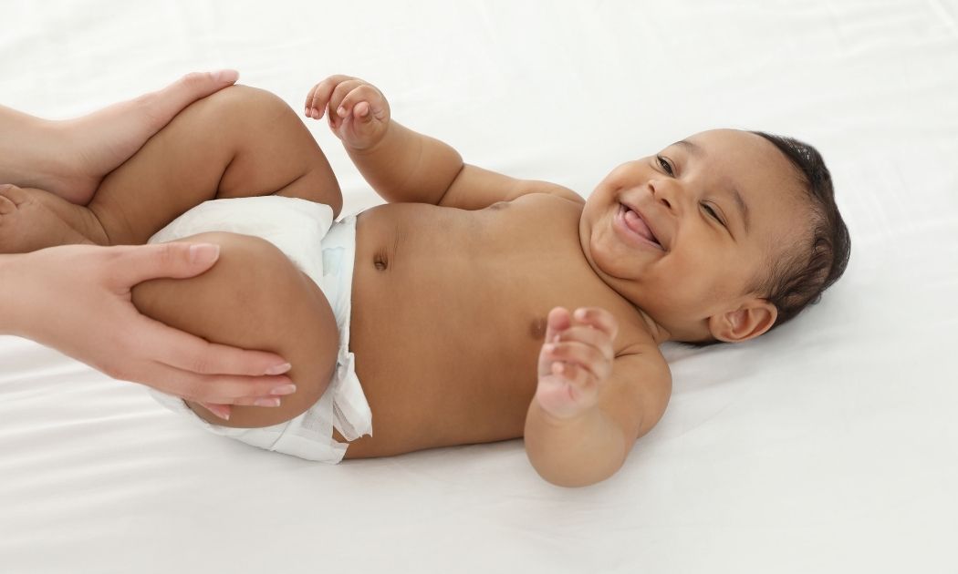 Beziehung vertiefen und Gesundheit fördern durch Babymassage. © New Africa/AdobeStock